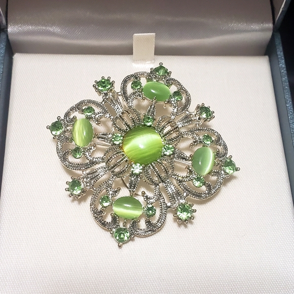 Worthington NIB Victorian Style Green Crystal Pin - Picture 8 of 10